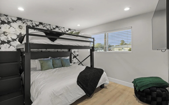 Montecito Luxe 3-villa Retreat w Pool Courtyard