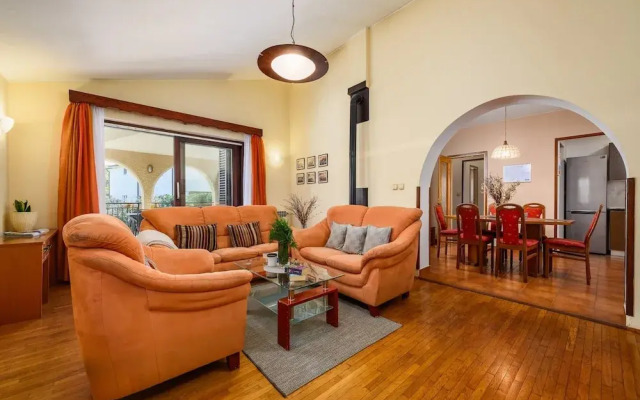 Spacious Apartment With Garden