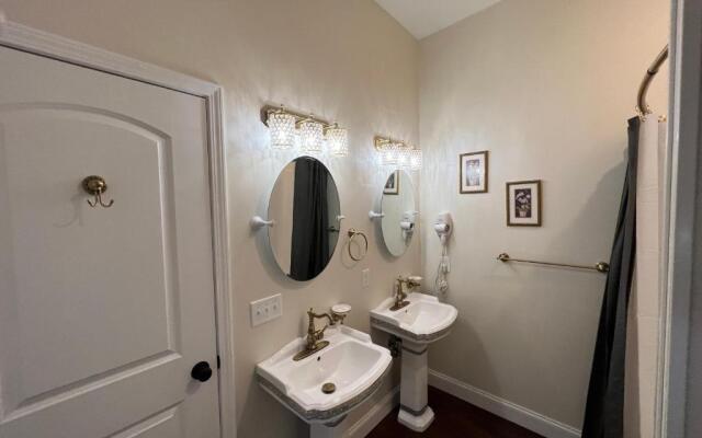 Holland Farmhouse Inn B & B