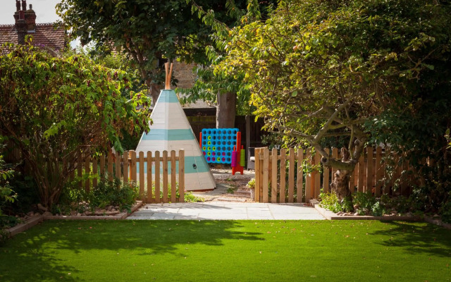 Sea Glimpses with free parking and garden