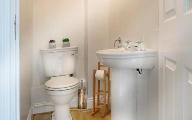 Ascot - Immaculate 2 bed House with parking
