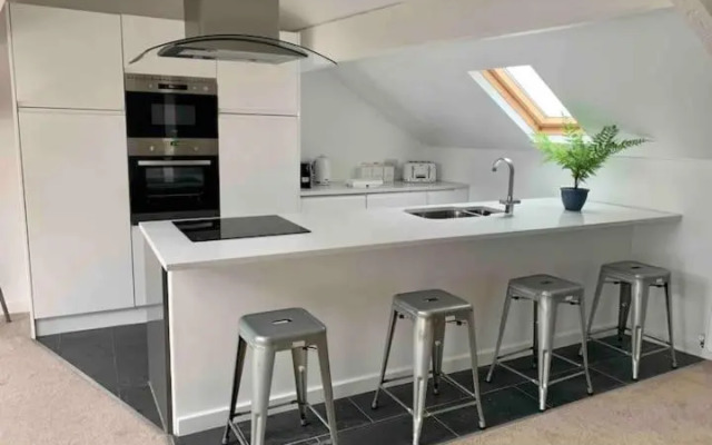 Lovely 2 bedroom modern loft apartment sea view