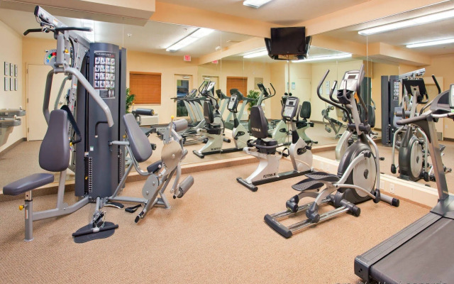 Candlewood Suites Kansas City Airport