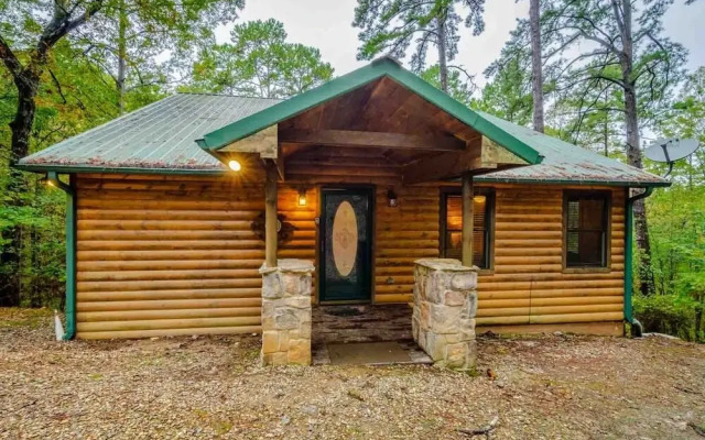 Crooked Pine Cabin With Swing and Hot Tub on the Deck by Redawning
