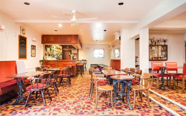 OYO Godolphin Arms Hotel