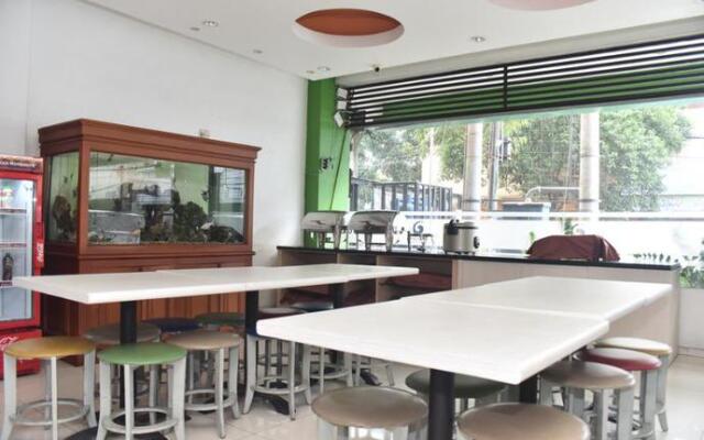 Reddoorz Plus Near Alun Alun Malang