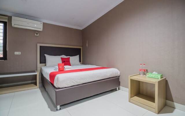 RedDoorz Plus near Lippo Cikarang Mall 2