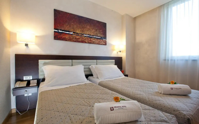 Breaking Business Hotel