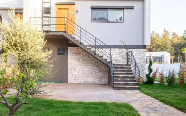 Sleek Flat w Garden 5 min to Beach in Milas