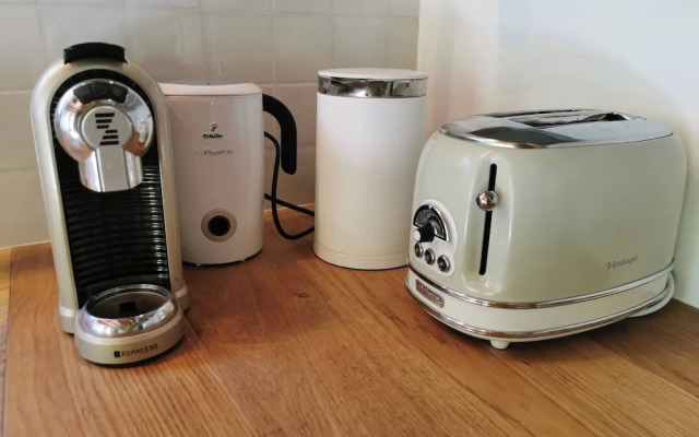 Sunny Wooden House on Creek, 30 Minutes Prague