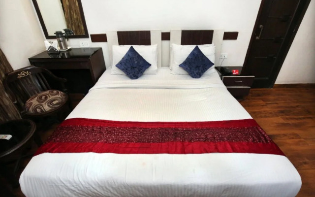 OYO Flagship 113 Golden Temple Road