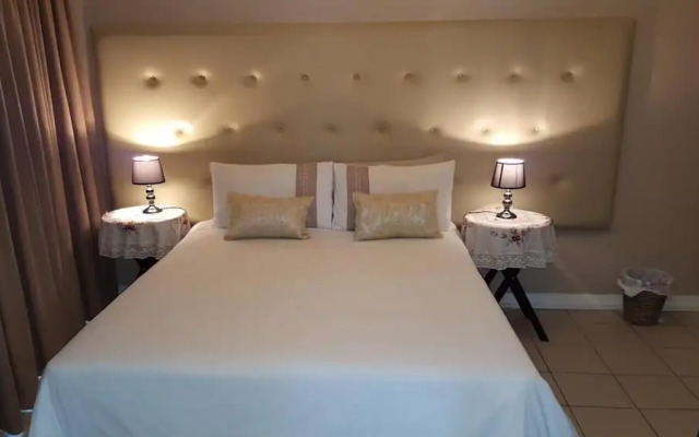 Savoy Lodge - Standard Double Room 7