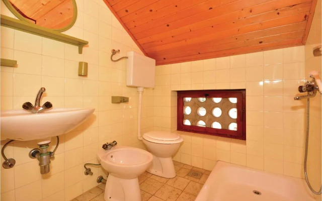 Three-Bedroom Apartment with a Fireplace in Stari Grad