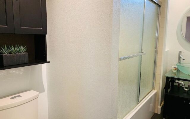 The Cottage! Chic Bungalow near Old Town Square!