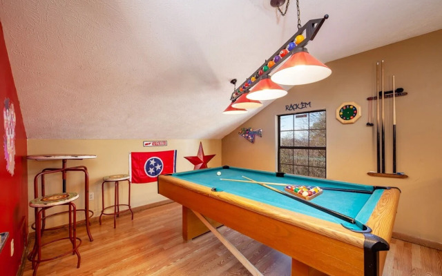 Bearfootin' 3 Bedroom Cabin by RedAwning