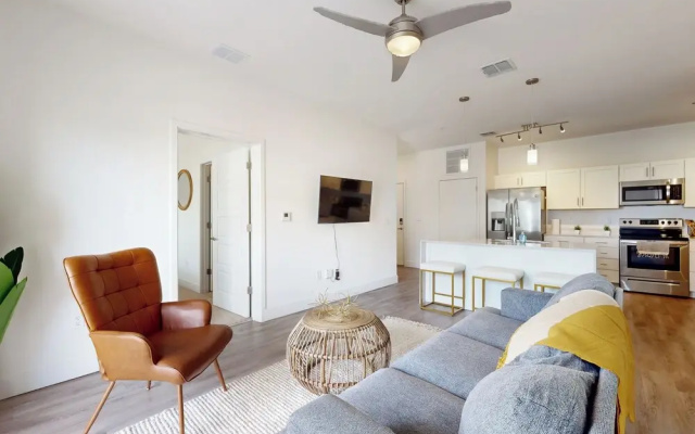 Modern Luxury Apartment w/ Private Balcony