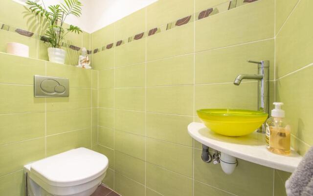 Quiet large 3-bedroom apartment with terrace, garden & incredible Mountain view