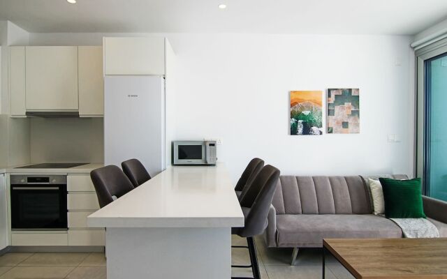 Phaedrus Living: Seaside Executive Flat Harbour 203