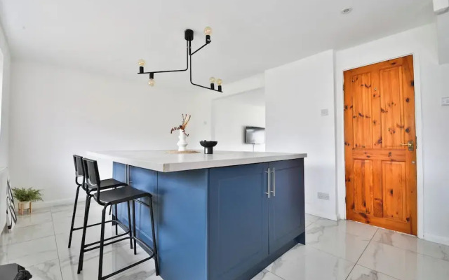 3 Bed House with Private Parking