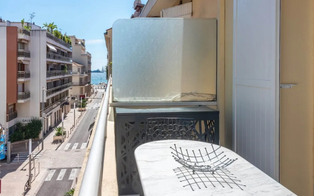 Large Studio Apartment With Terrace and sea View