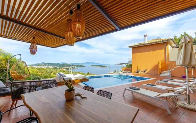 "2B Luxurious Villa Io, With Private Pool And Stunningt Sea Views"