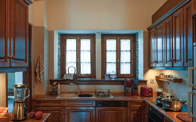 The Fountainhead Historic Chalet by JJ
