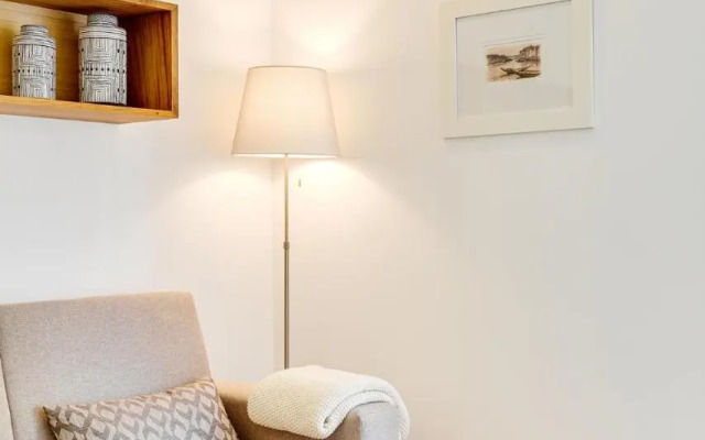 Wood Premium Downtown Apartment by DA'HOME