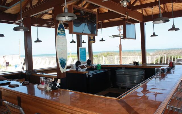 Castaway Beach Inn & Swim Up Bar