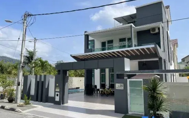 Spacious Home with Private Swimming Pool in Langkawi by Zervin