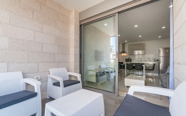 Best Location New Apt Full Amenities