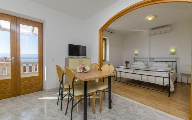Apartment Lemar - parking and barbecue: A2 ANTIQUE Bol, Island Brac