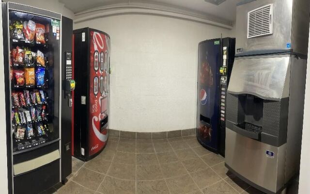 Regal 8 Inn & Suites