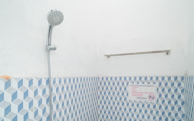 RedDoorz near RS Mitra Keluarga Waru