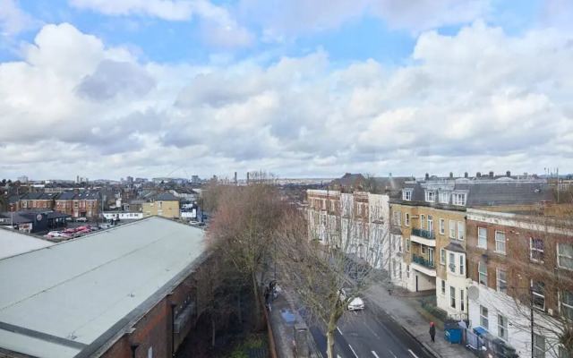 The Harlesden Classic - Lovely 2BDR Flat with Balcony