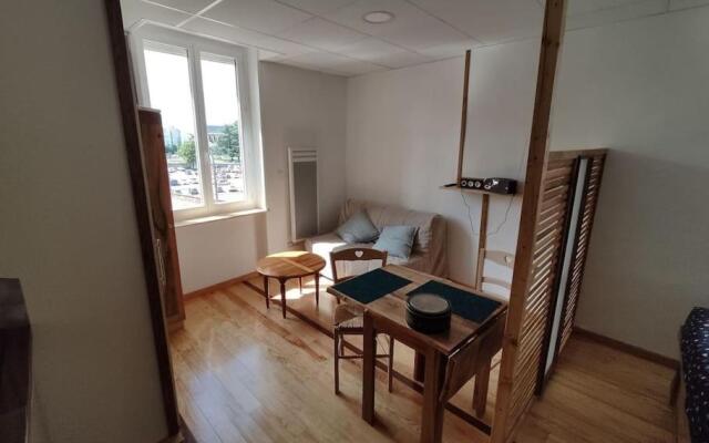 Studio sympa avec petit déjeuner entre canal et Loire