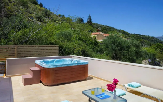 Cozy Holiday Home With Pool and Whirlpool in Maheri