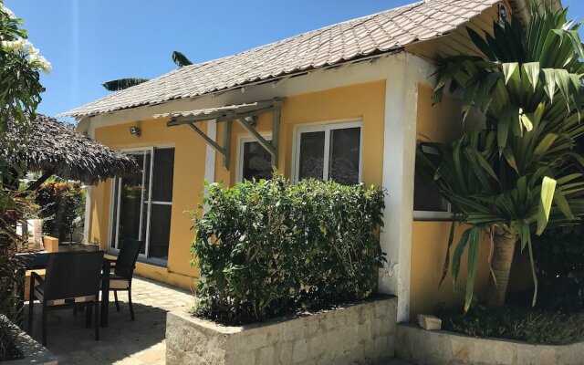 Wonderful Poolside Bungalow Perfect for 2 People