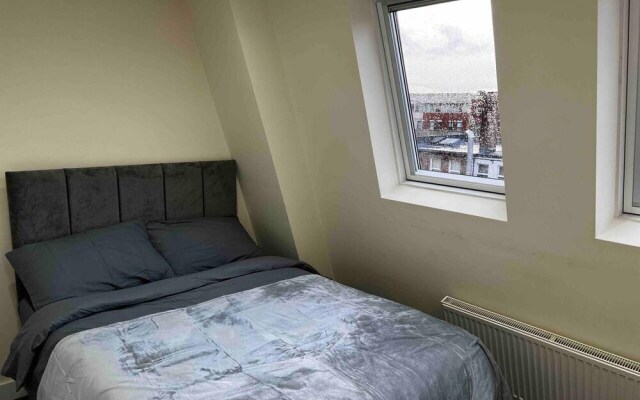 Lovely 3 Bed Flat In London