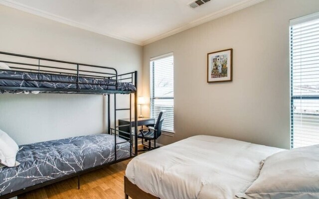 Stunning Oak Lawn Townhouse Close to everything