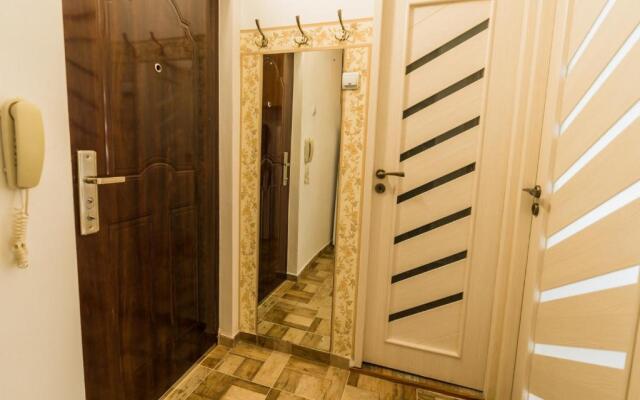 Tania Grand Apart