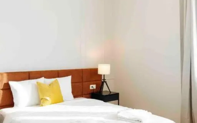 Bright 2BR Flat - Palace Hall - Charming Balcony