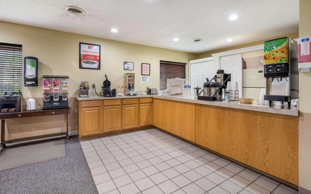 Econo Lodge Inn & Suites East