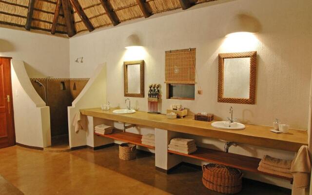 Nyati Safari Lodge