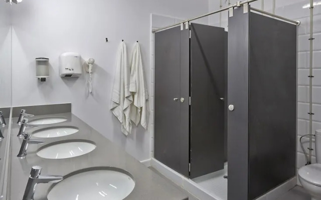 Hola Hostal Collblanc - Hostel