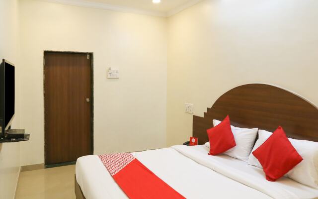 OYO 15090 Hotel Rajdeep