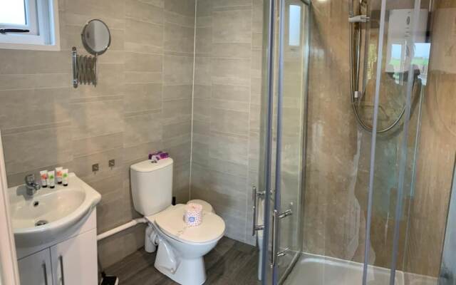 Deerfin Rentals. Private Chalet with Hot Tub