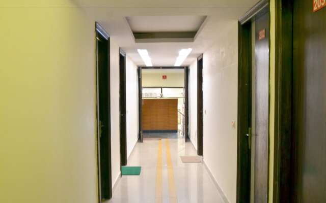 OYO 5190 Hotel Golden Inn