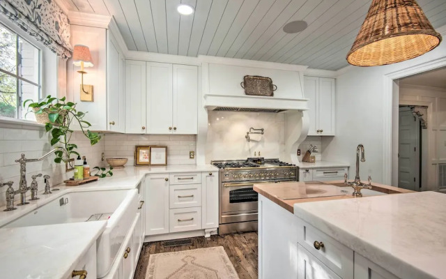 Stunning Charlotte Home: Private Pool!