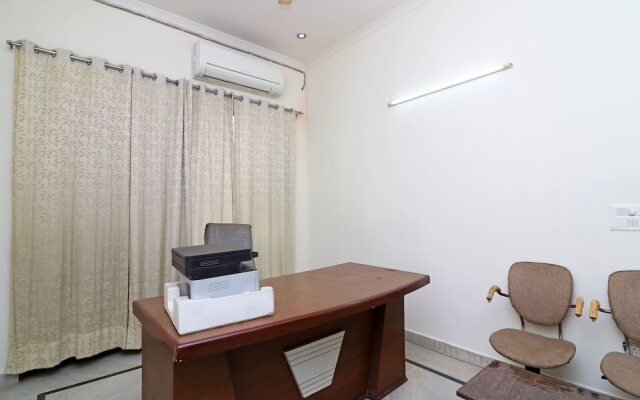 OYO 15736 Little Residency
