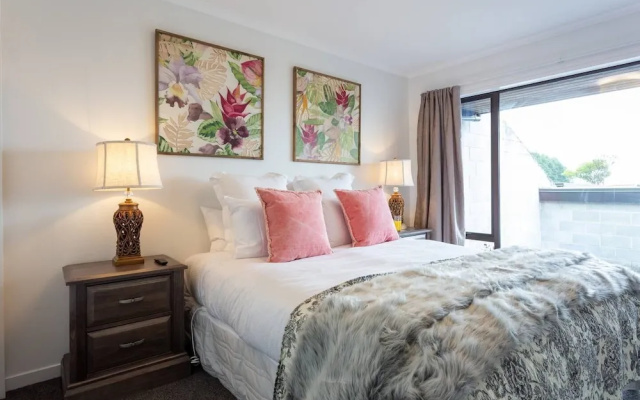 Spacious Lake View Alpine Townhouse Walk TO Town